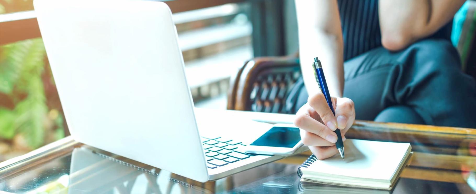 Процес створення журналістського матеріалу з дослідженням джерел